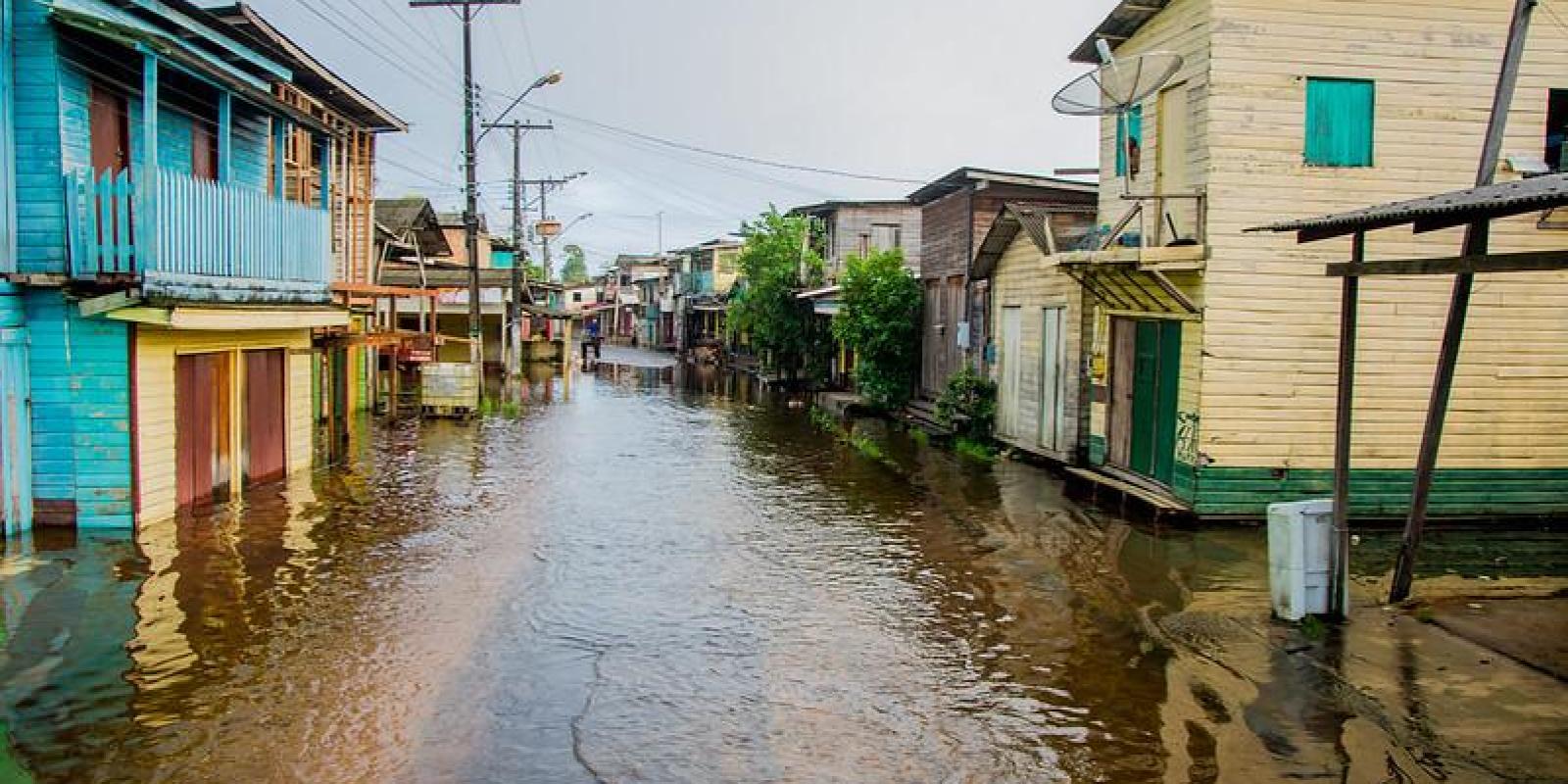    Laranjal do Jari - A maior favela fluvial do mundo