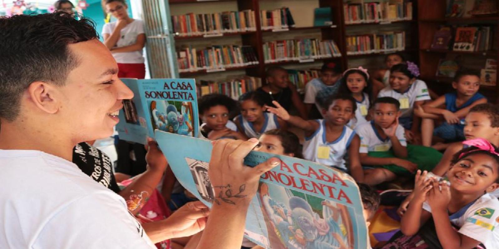 Qual o papel das bibliotecas comunitárias nas periferias do país