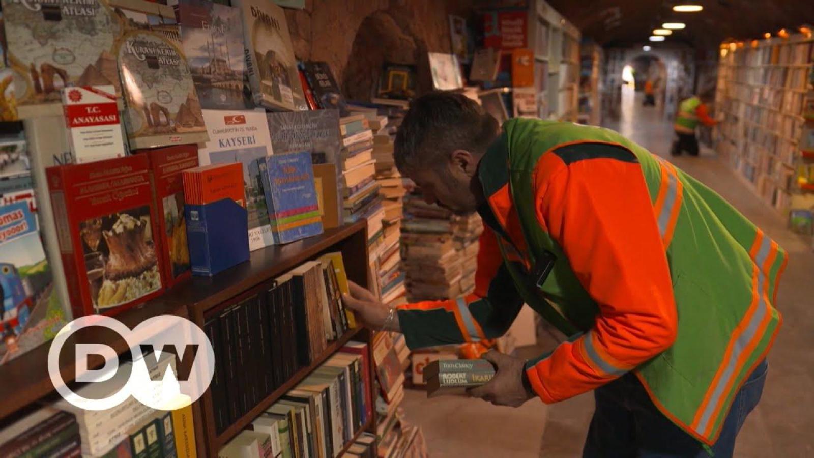 Uma biblioteca com livros jogados no lixo