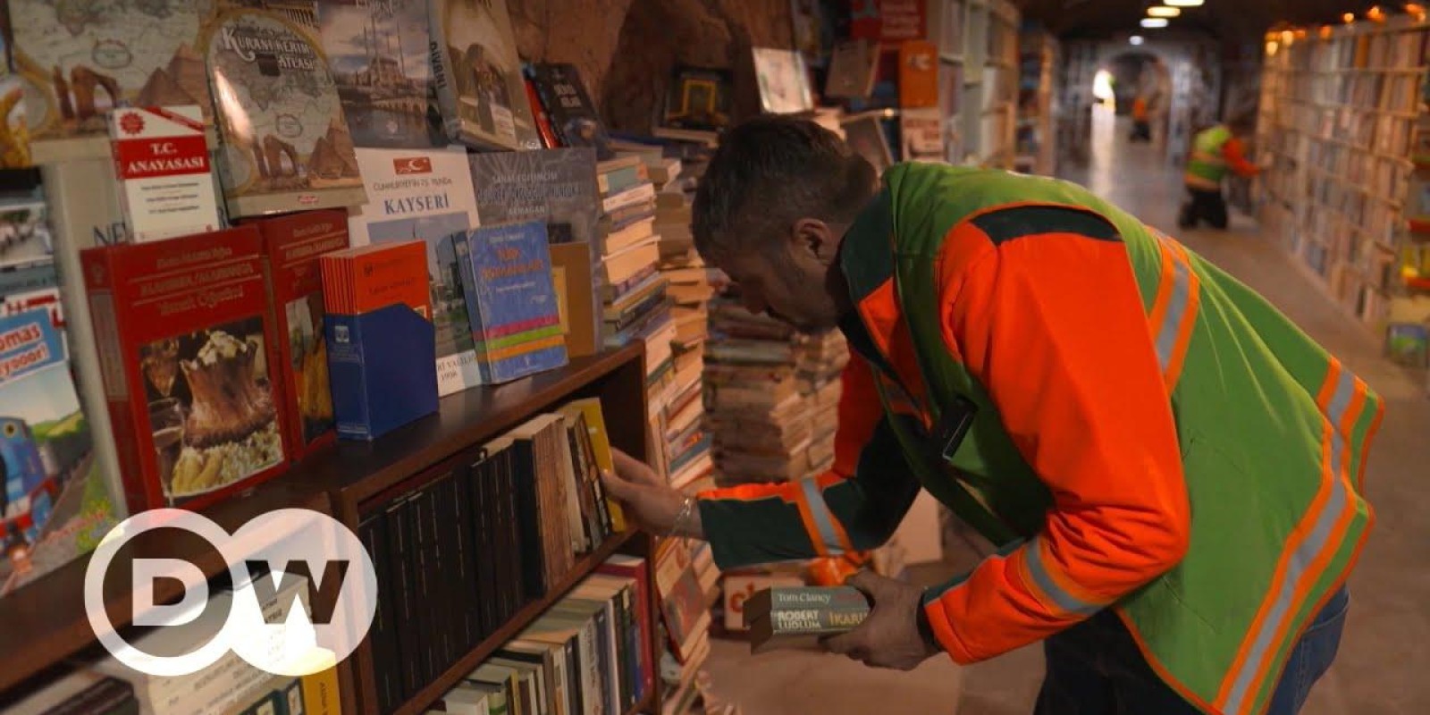 Uma biblioteca com livros jogados no lixo